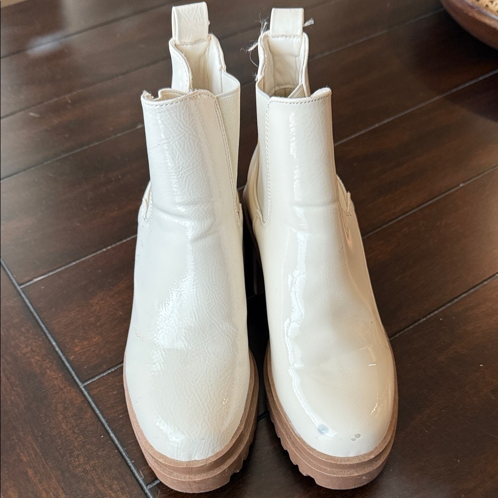 DIBA Cream Patent Leather Lug Sole Chunky Heel Pull-On Ankle Boots Size 6